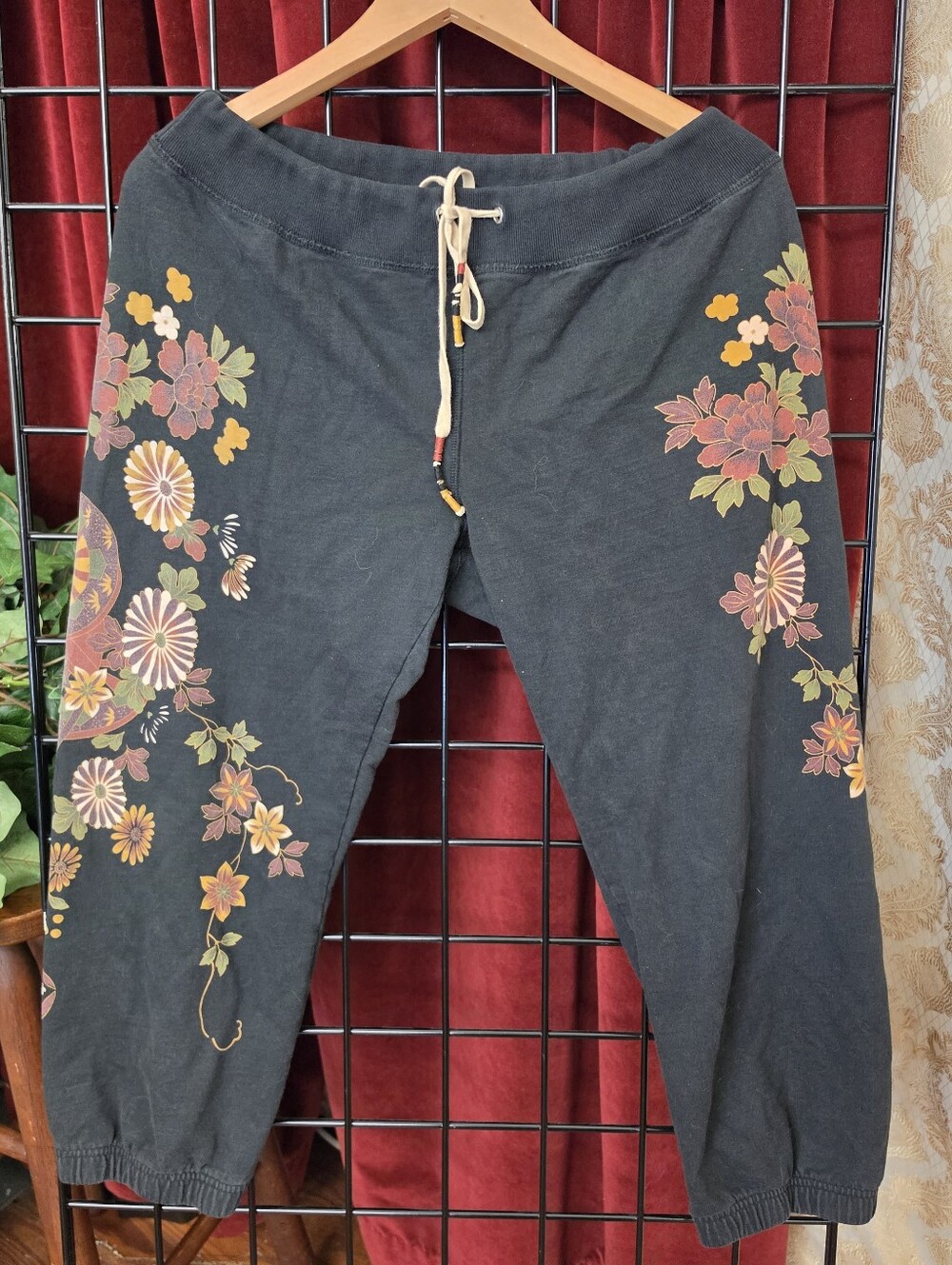 VTG EUC Y2K Lucky Brand Geisha Floral Embroidered Capri Sweatpants Joggers